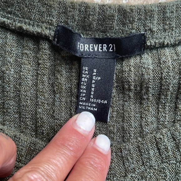 Bundle of 3 sweater tops - Picture 2 of 7